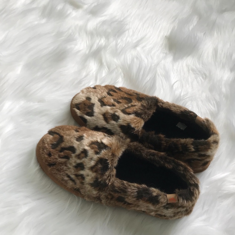 Super cozy acorn animal print slippers