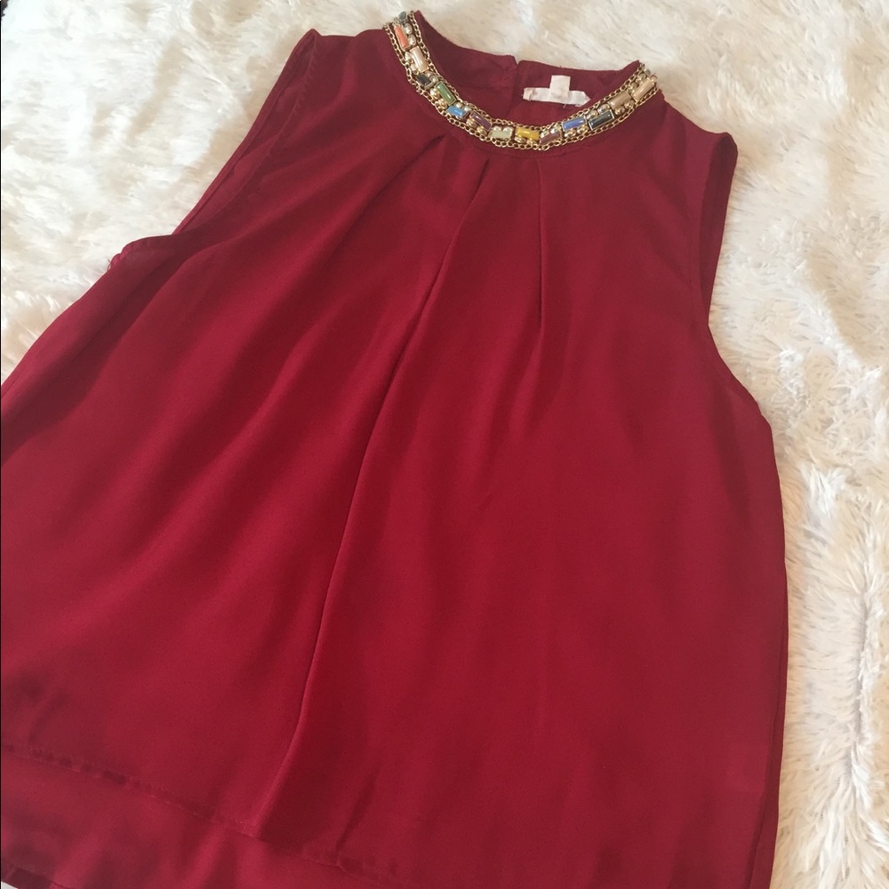 Red sleeveless shirt with jeweled top❤️
