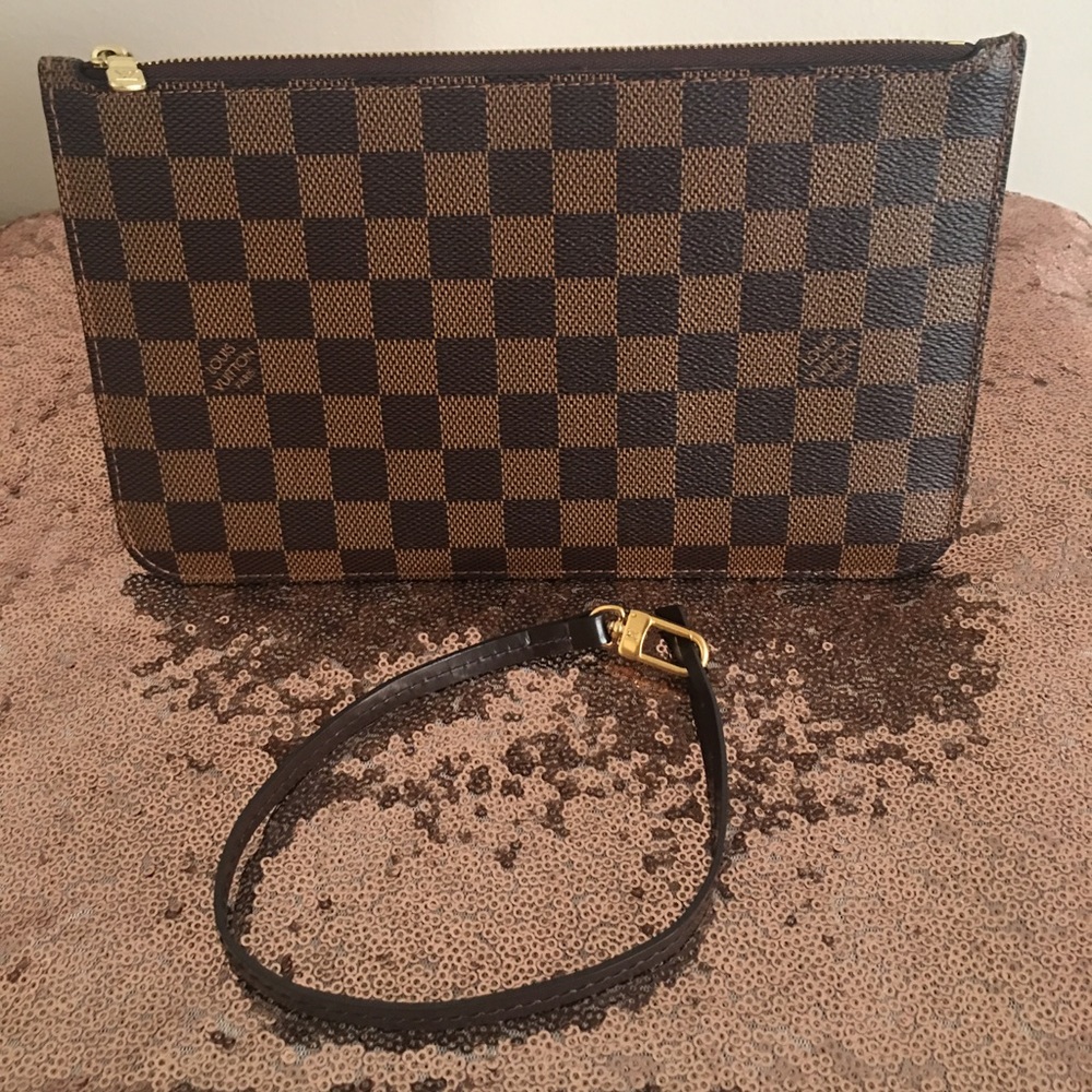 💯 Louis Vuitton Wristlet.