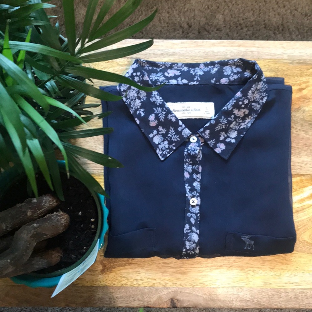 Floral Button Down Blouse🌸🌳