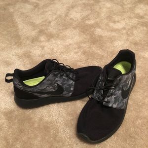 Me’s Nike Camo & Black Roshe Sneaker Size  12