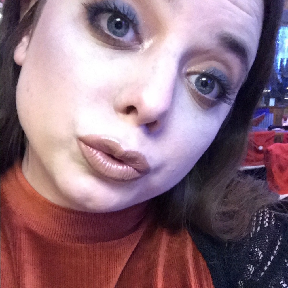 Meet your Posher, Cassandra