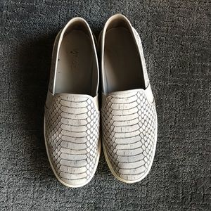 Vince gray leather sneakers, snakeskin Sz. 8.5