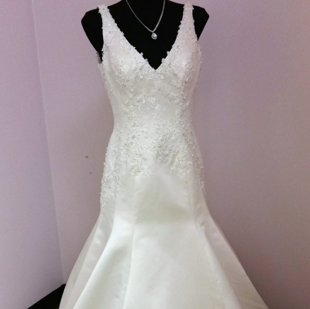 Brand New Privato Mon Cheri Wedding Gown