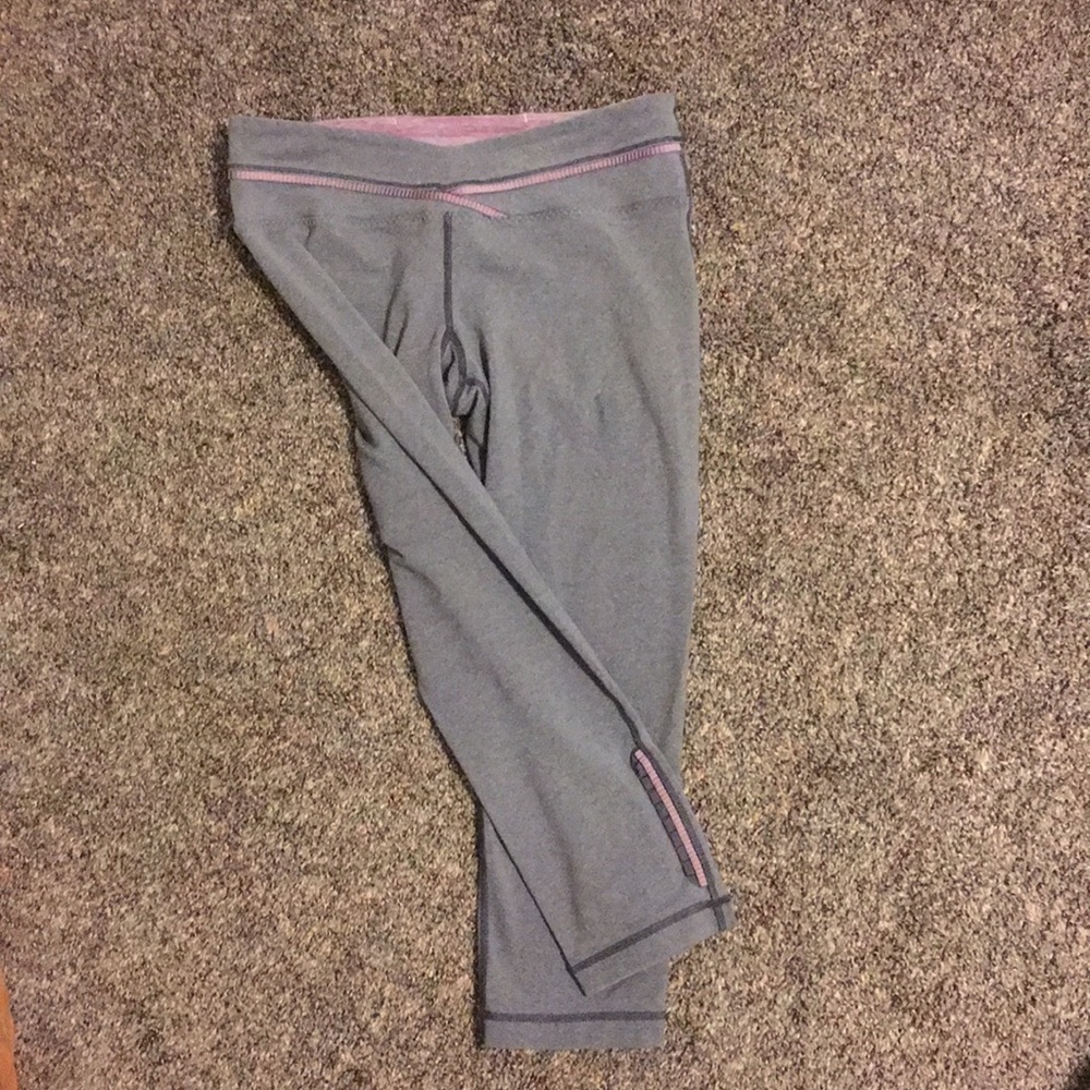 Lululemon Grey/Purple riffles cropped Capri pants