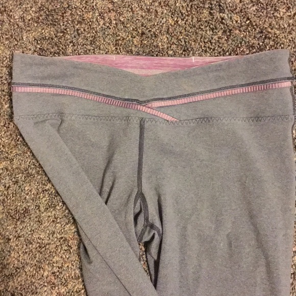 Lululemon Grey/Purple riffles cropped Capri pants - Picture 2 of 3