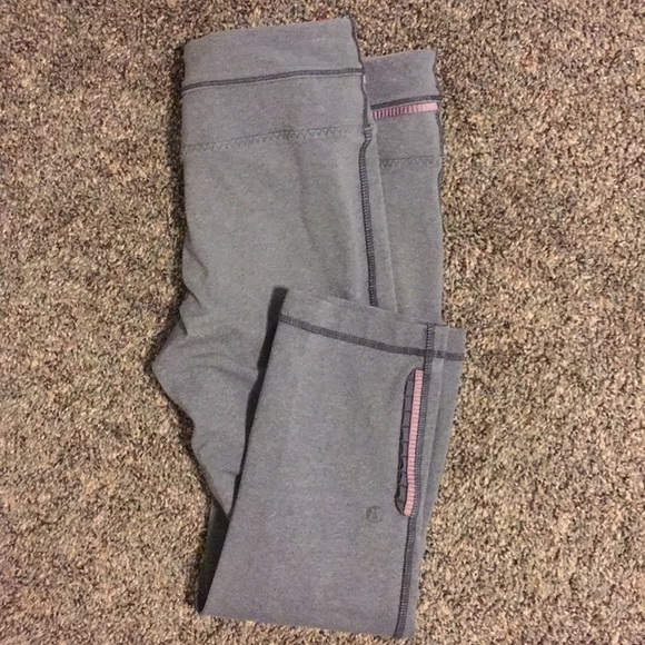 Lululemon Grey/Purple riffles cropped Capri pants - Picture 3 of 3