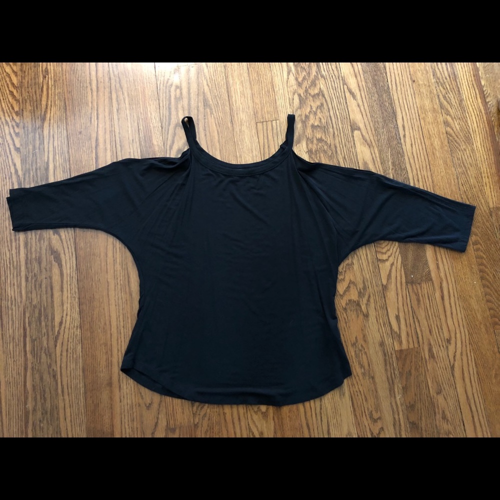 NWT cold shoulder dolman sleeve style top by Tart