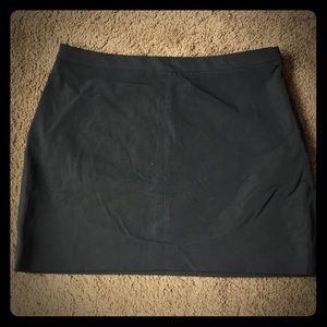 Guess mini skirt. Short stretchy side zip.