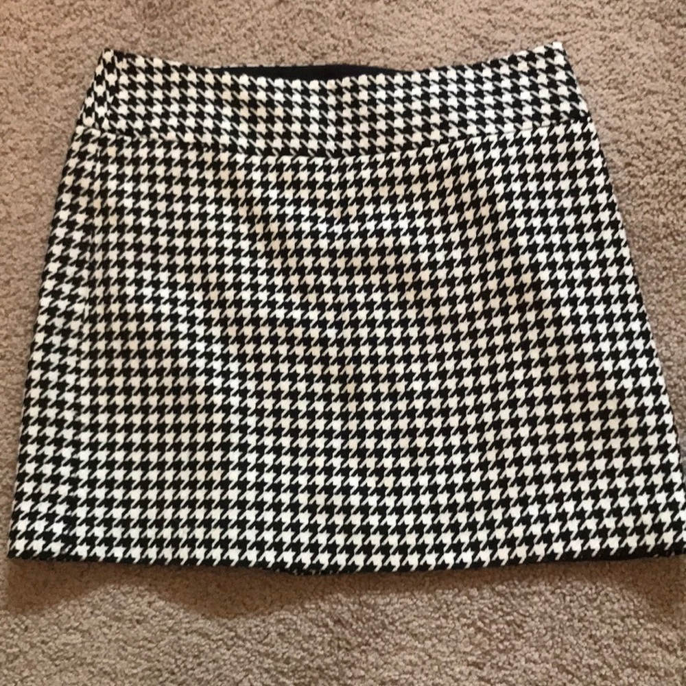 The limited houndstooth black and white skirt