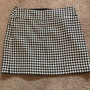 The limited houndstooth black and white skirt