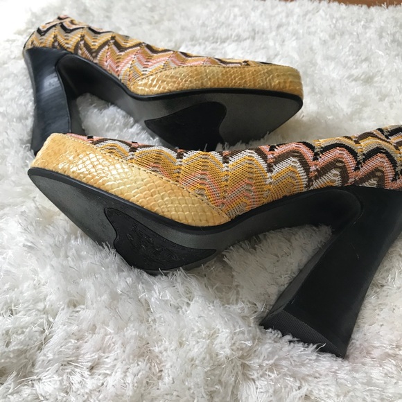 Naughty Monkey Boho Chevron Heels Size 7.5 - Picture 2 of 7