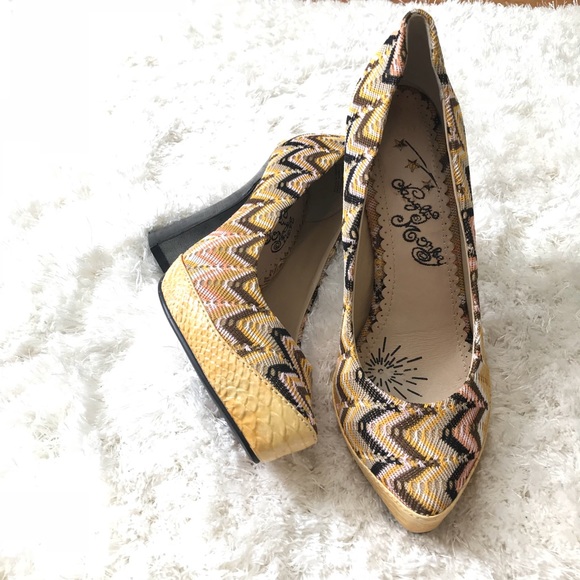 Naughty Monkey Boho Chevron Heels Size 7.5 - Picture 5 of 7