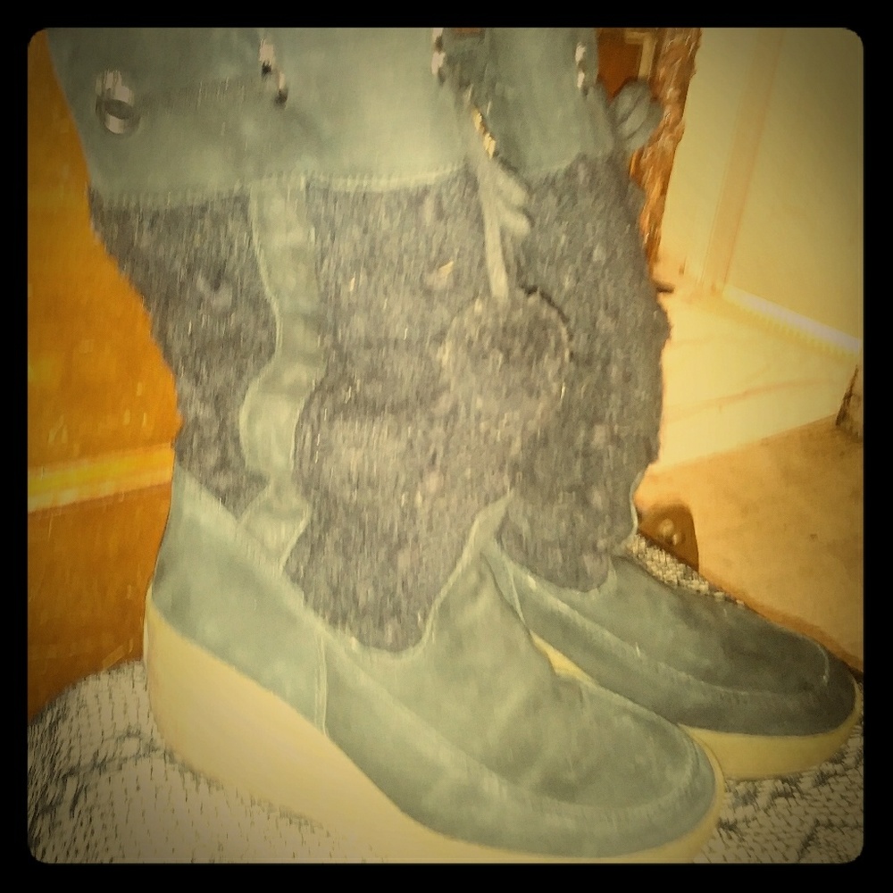 Juicy couture holiday limited edition knit boots