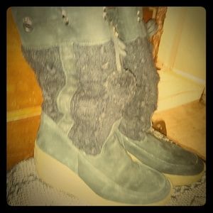 Juicy couture holiday limited edition knit boots