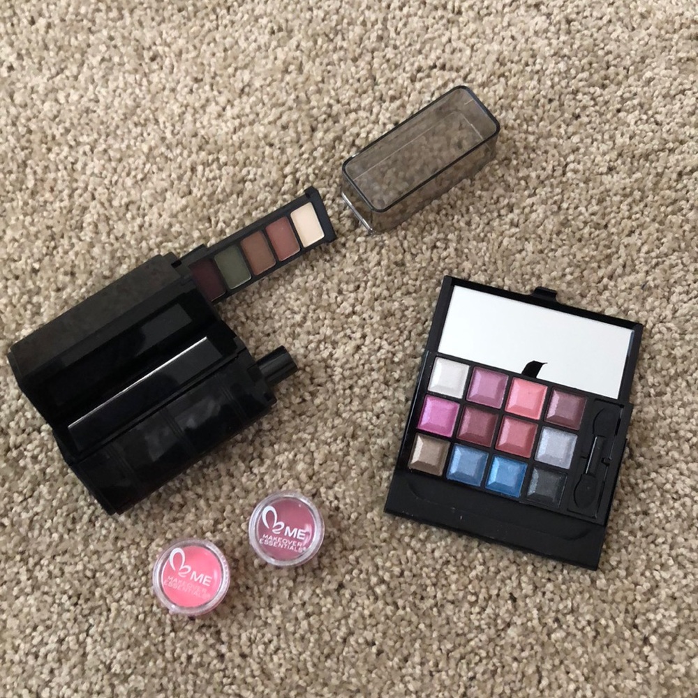 Me Makeup Essentials Kit - Picture 2 of 4