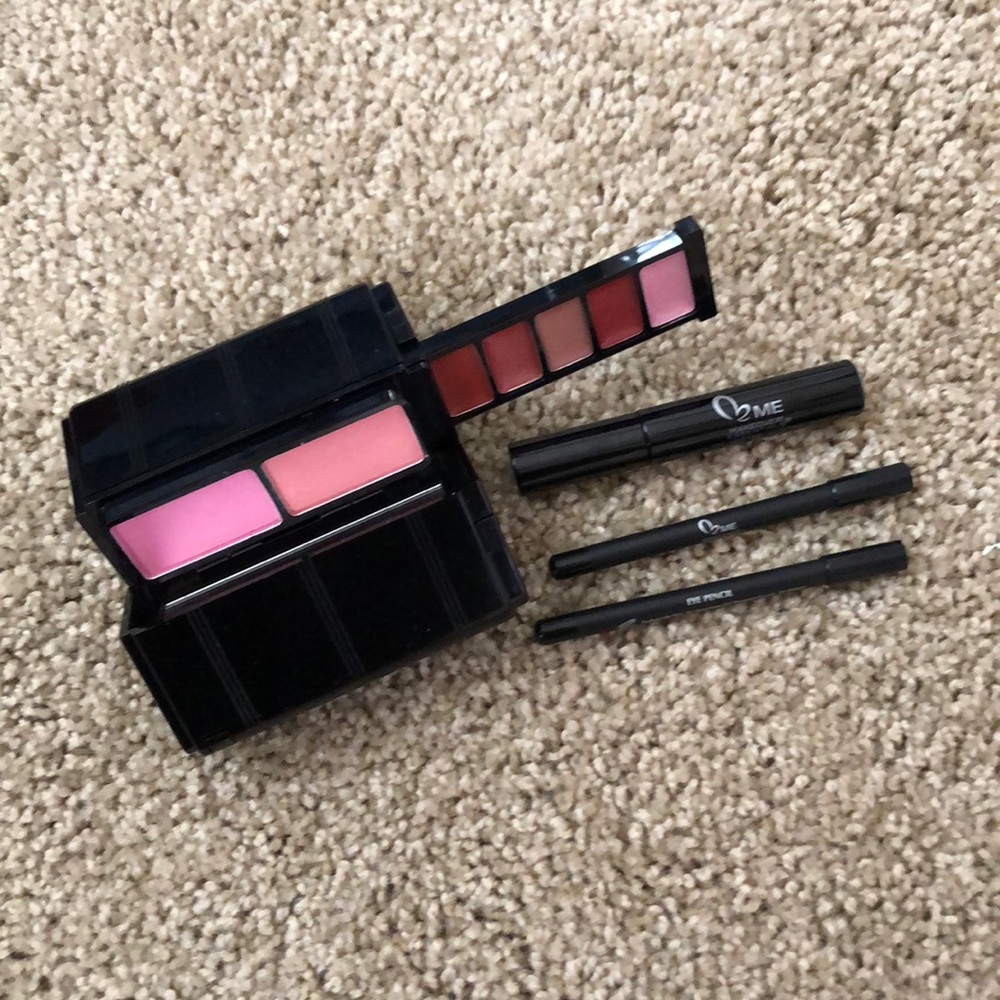 Me Makeup Essentials Kit - Picture 3 of 4