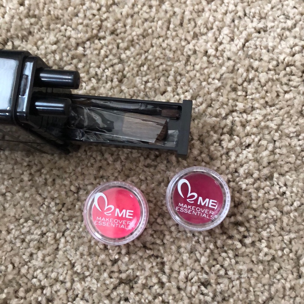 Me Makeup Essentials Kit - Picture 4 of 4