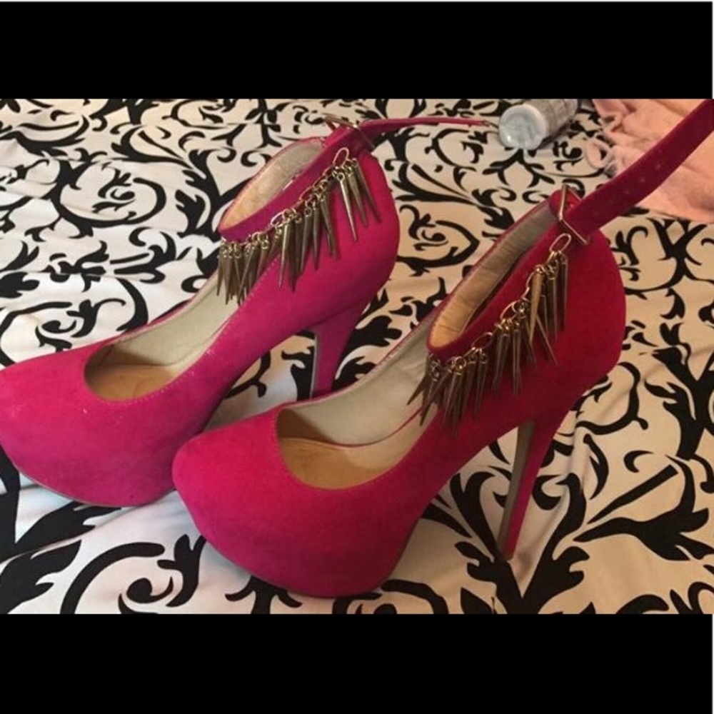 Pink styluxe high heels with gold anklet