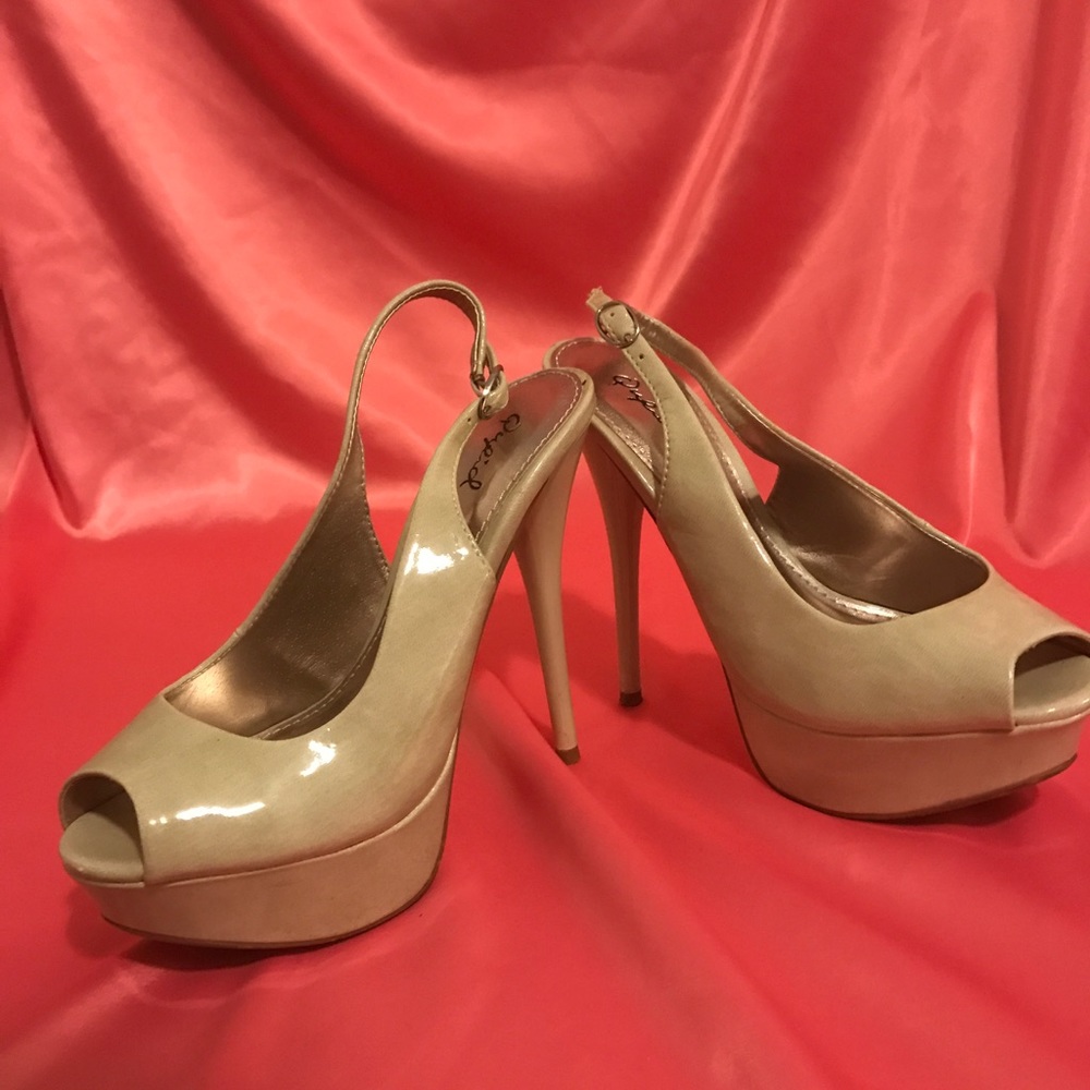 Beige peep toe pump