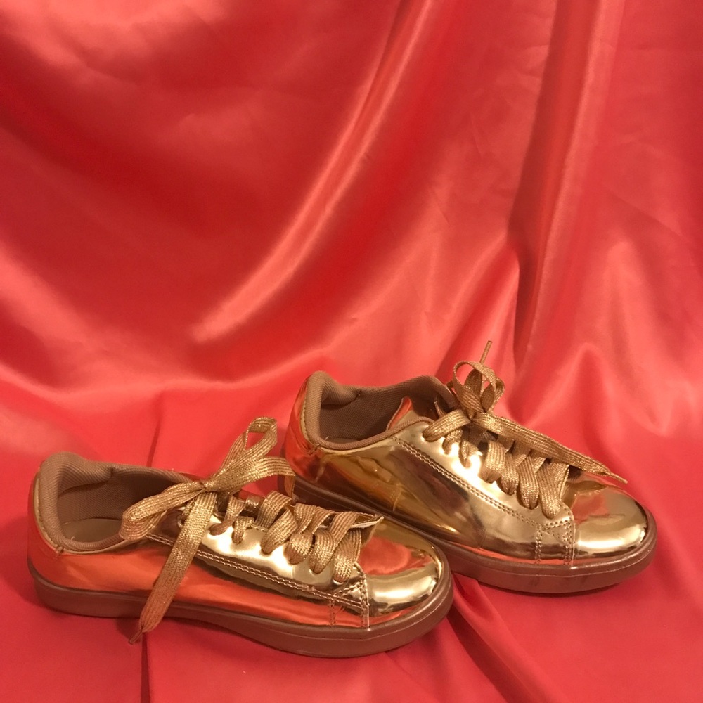 Gold sneaker wit gold sparkle laces
