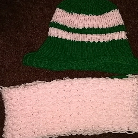 Drew\'s Pick : Beanie hat and matching scarf
