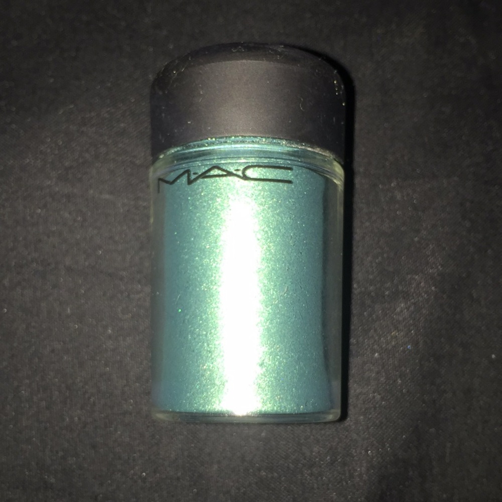 100% full & 100% authentic MAC Pigment in Teal
