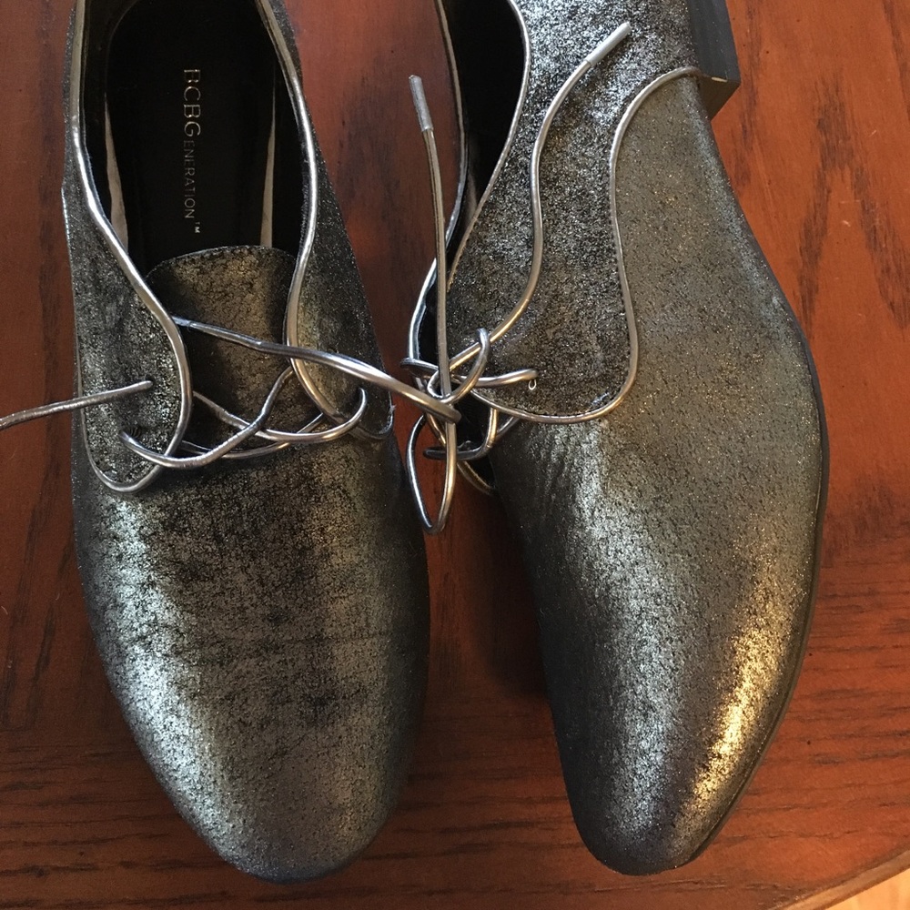 Bcbgeneration metallic flats