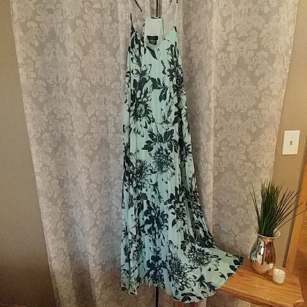 Perfect maxi dress for Summer!