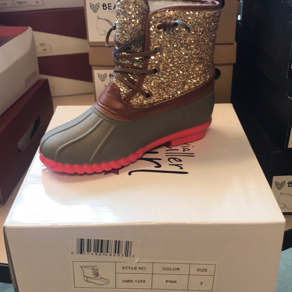 Girls duck boot