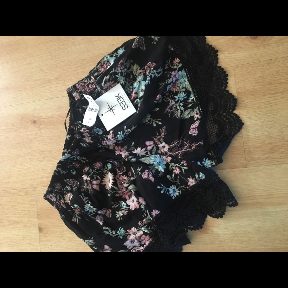 LF floral print short NWT