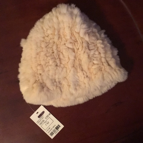 ❌SOLD❌ NWT Real fur beanie - Picture 4 of 8