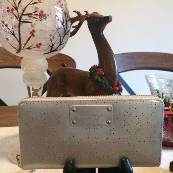Kate Spade ♠️Silver zip around Metro Spade Wallet - Picture 1 of 8