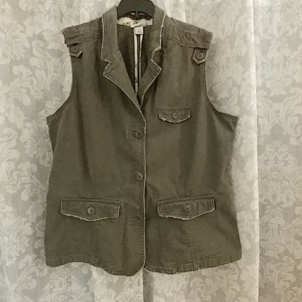 Sleeveless jacket