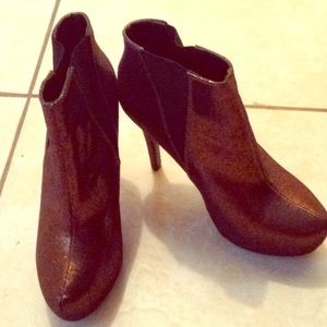 Rock & Republic Gold & Black Stiletto Heels