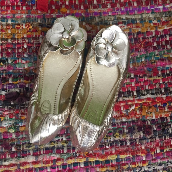 Golden beautiful Flat shoes - Picture 2 of 2