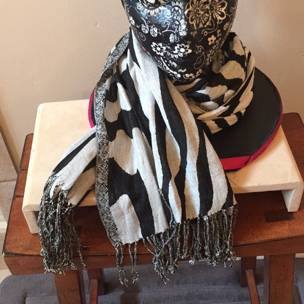 Black and white scarf