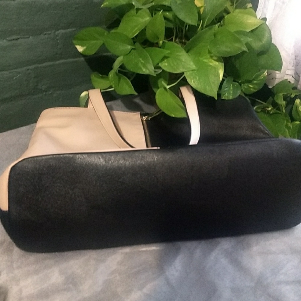 For @deedee_barr Kenneth Cole Reaction Tote - Picture 4 of 5