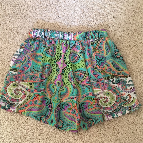 Colorful patterned shorts - Picture 2 of 2