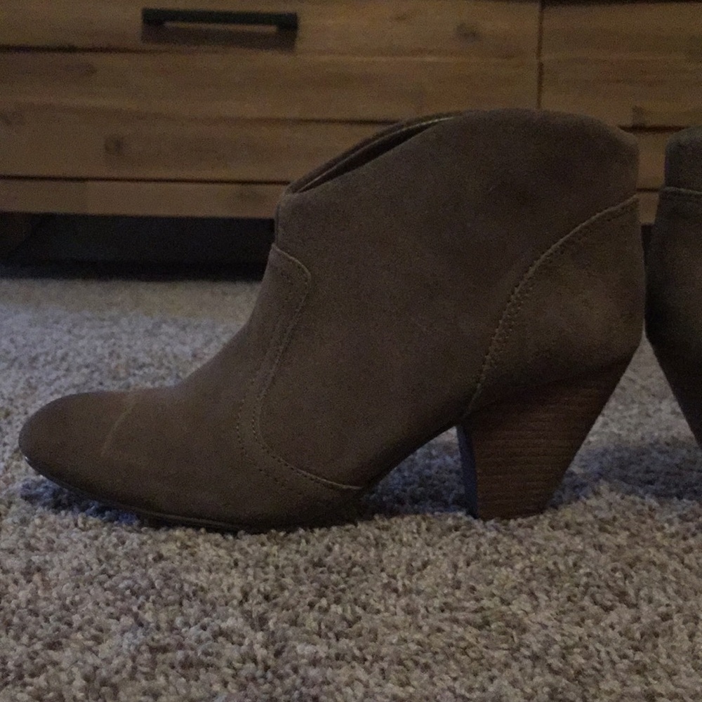 Tan suede Carlos Santana boot