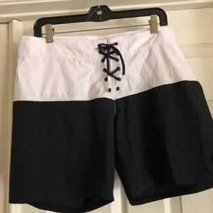 BNWT Roxy black and white board shorts  size 9