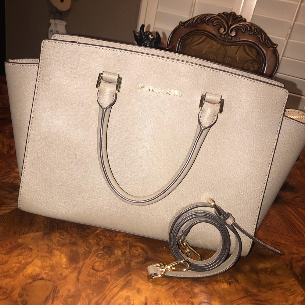 Grey Micheal Kors Purse