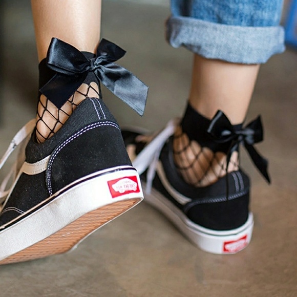 Accessories - Fishnet Bow Socks