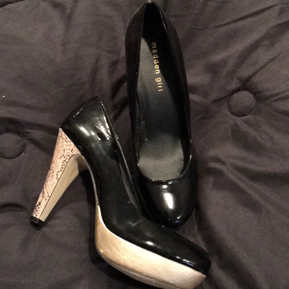 Ladies black platform pump