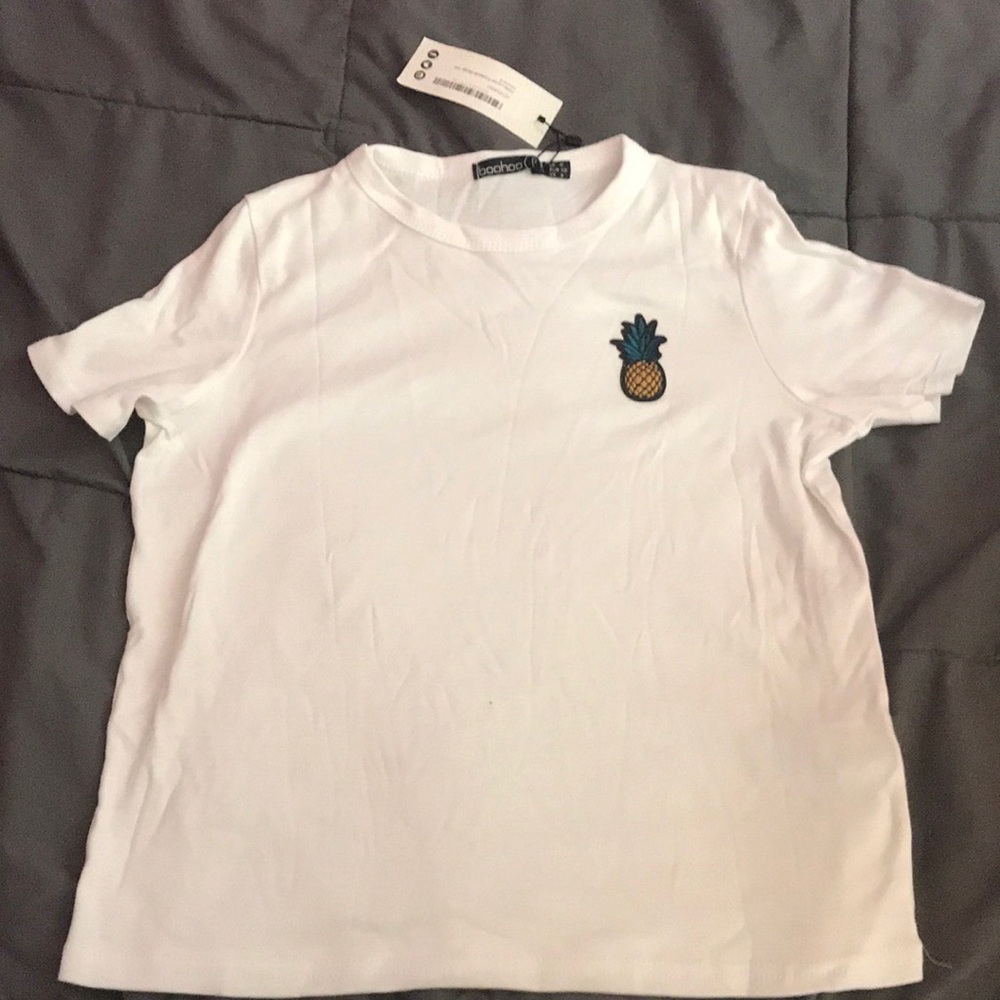 T-shirt with a cute pineapple accent
