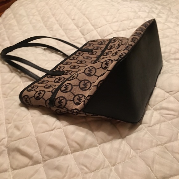 Michael Kors Handbags - ☑️Host Pick ☑️ MK Kempton Medium Pocket Tote 👜