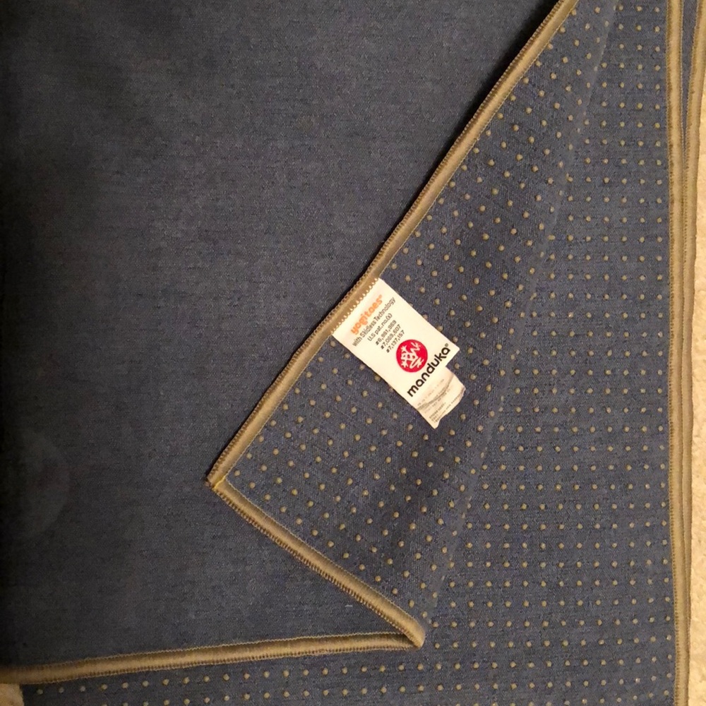 Manduka yogitoes skinless yoga mat towel