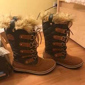 Sorel Tofino olive green size 6 winter boots NWOT