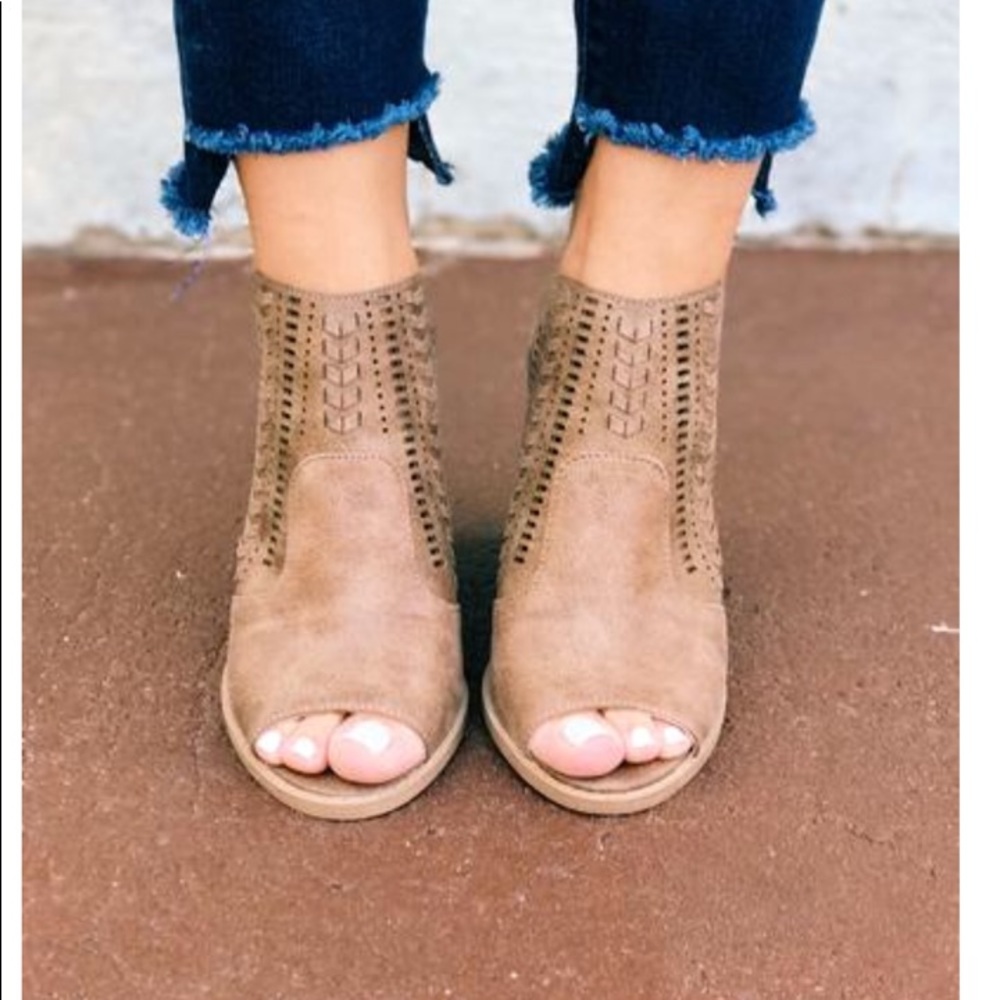 Taupe woven leatherette belted buckle bootie - Picture 6 of 7