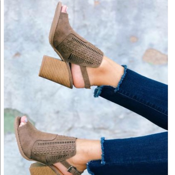 Taupe woven leatherette belted buckle bootie - Picture 4 of 7